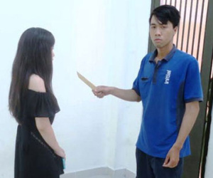 Đến dọn vệ sinh, khống chế cướp tài sản thiếu nữ tại toilet