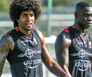 Đồng đội không dám làm đau Balotelli trên sân tập