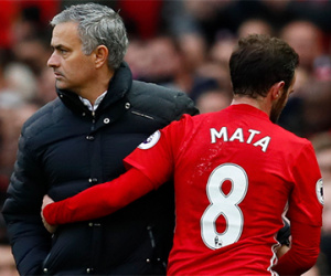 Mourinho nói gì với cầu thủ sau khi đánh rơi thắng lợi trước Arsenal