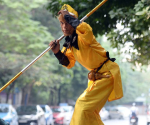 "Tôn Ngộ Không" đi cà kheo, múa gậy, tỉa hoa quả giữa đường phố Hà Nội