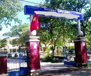 Ba phụ nữ xông vào trường làm nhục cô giáo
