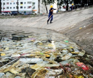 Bao cao su ngập hồ Linh Đàm: Đề nghị cảnh sát môi trường điều tra