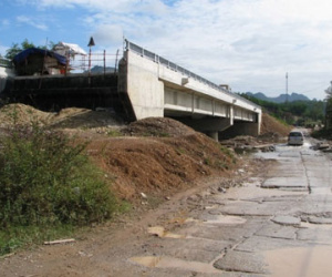 Cầu xây xong bốn tháng chưa có đường dẫn