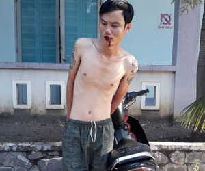 Chủ quầy tạp hóa quật ngã tên trộm xe máy lúc sáng sớm