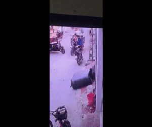 Clip: Xe ba gác đánh lái bất ngờ, 3 người đàn ông ngồi sau văng xuống đường