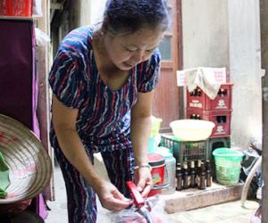 Gặp "lão bà" ở HN dập tắt đám cháy xe máy trong tích tắc