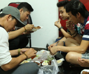 Hoài Linh ngồi bệt ăn cơm hộp