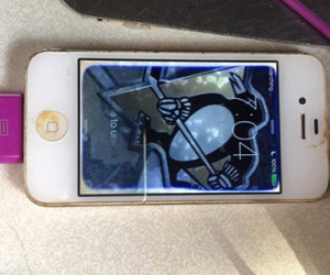 iPhone 4 ngâm một năm dưới hồ vẫn sống sót