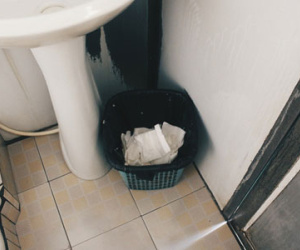 Kinh hoàng bẩn, vậy mà người ta vẫn lưu ý "vứt giấy vệ sinh vào sọt rác" trong toilet công cộng?