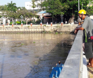 Nữ tạp vụ trường tiểu học nhảy cầu tự tử lúc rạng sáng