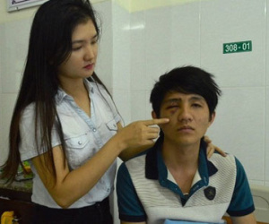 Thanh niên tự "đập mặt" vào gậy CSGT khiến hốc mắt bị lún
