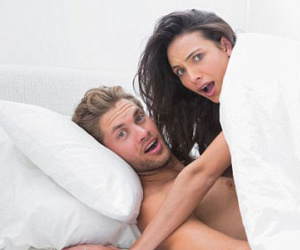 Tình huống bi hài khi bố mẹ "yêu" bị con bắt gặp