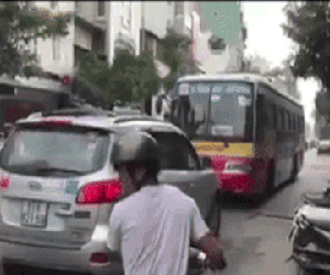 Xe buýt Hà Nội bị ôtô ép lùi trăm mét vì chạy ngược chiều