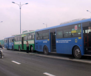 3 xe buýt đâm nhau liên hoàn, xa lộ Hà Nội ùn ứ