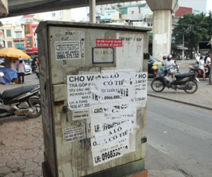 Ảnh: “Ma trận” quảng cáo thông cống, hút bể phốt ở Hà Nội