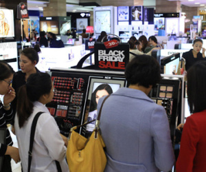 Black Friday 2016: Trước giờ G, nhiều cửa hàng ở Hà Nội đã đông khách săn hàng giảm giá