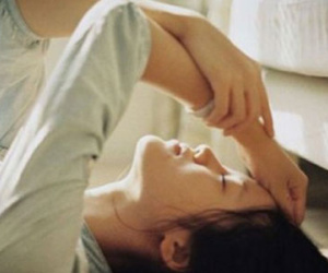 Chồng quỳ gối xin lỗi, thú nhận đã ngoại tình suốt một năm qua..