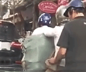 Clip: Kẻ trộm thản nhiên móc túi người đi đường trên phố Hà Nội nhưng không ai lên tiếng