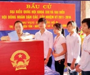 Gạch tên người ứng cử, công an viên lĩnh 18 tháng tù