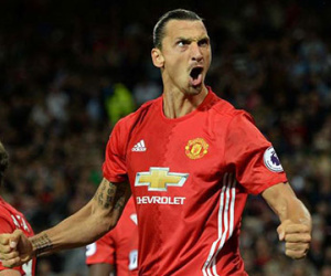 MU gia hạn hợp đồng với Ibrahimovic