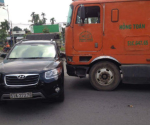 Nữ tài xế khóc thét trong “xế hộp” bị xe container kéo lê