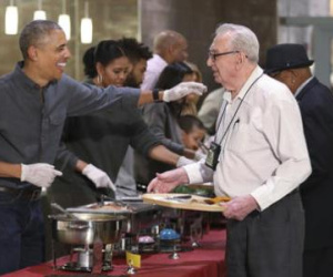 Obama đích thân phục vụ đồ ăn cho các cựu binh Mỹ