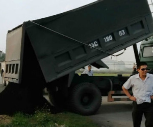 Thanh tra giao thông Hải Dương bị cản trở khi xử lý xe quá tải