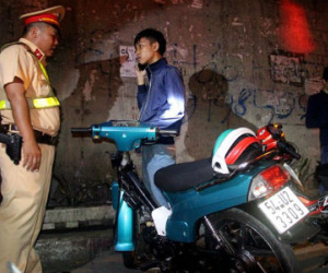 Theo đoàn đua, thanh niên bỏ lại xe máy khi công an kiểm tra
