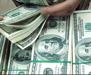 USD tăng dồn dập: Giá "chợ đen" áp sát 23.000 đồng/USD