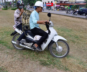 Cỏ bị giẫm, héo úa ở đường đẹp nhất Việt Nam