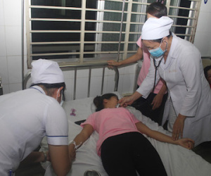 Hàng chục công nhân nhập viện cấp cứu nghi do ngộ độc thực phẩm