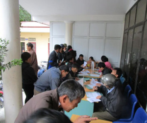 Hàng trăm người đổ xô đi đổi giấy phép lái xe vì tin đồn