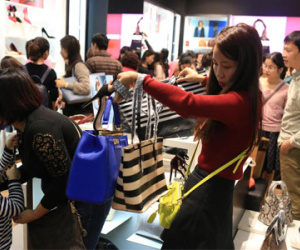 Khiếp sợ Black Friday: Khách xếp 10 dãy, chủ hàng đóng cửa trốn