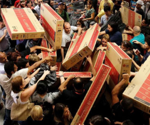 Người Mỹ, Brazil hào hứng mua sắm dịp Black Friday