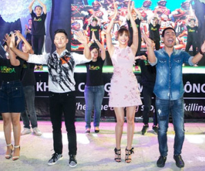 Phạm Hương cởi áo khoác để nhảy cùng MC Phan Anh