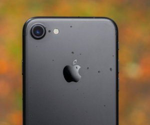 Apple: "Đừng để iPhone 7 sát đầu khi gọi điện thoại"