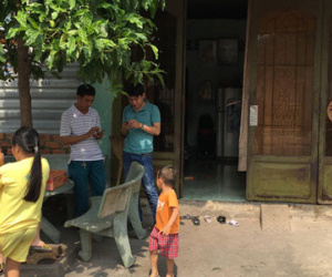 Bình Dương: Đạn bắn thủng cửa kính, cháu bé 3 tuổi thoát chết trong gang tấc
