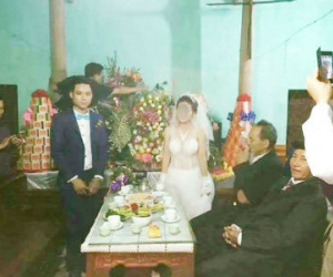 Choáng váng với chiếc váy cưới xuyên thấu "táo bạo" của cô dâu ra mắt quan viên hai họ