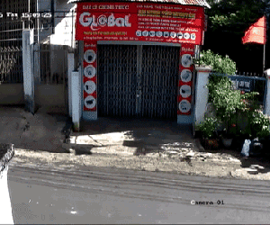 Clip: Thanh niên lao thẳng xe vào tường, giận quá bỏ luôn xe đi về