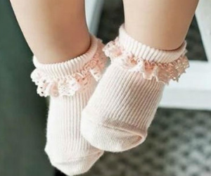 Nếu chưa biết nên hay không đi tất chân cho con khi ngủ, mẹ phải đọc bài viết này