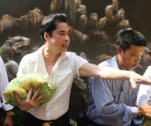 Ngọc Sơn phát 5 tấn gạo và tiền cho người nghèo tại biệt thự