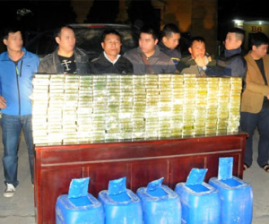 Chiếc Fortuner chở 300 bánh heroin đâm thẳng vào xe cảnh sát
