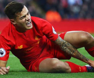 Fan Liverpool suy sụp vì chấn thương của Coutinho