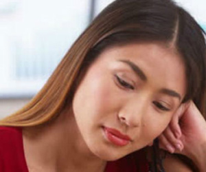 Tập giấy mẹ chồng giấu dưới gối khiến tôi quá đau lòng