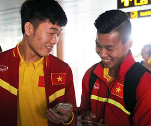 Tuyển Việt Nam chia 2 nhóm bay về TP.HCM