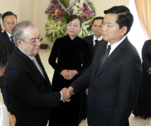Bí thư Đinh La Thăng cùng lãnh đạo TP.HCM viếng lãnh tụ Fidel Castro