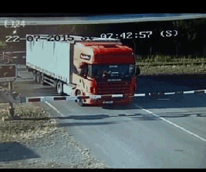 Clip: Kinh hoàng tàu hỏa đâm nát xe ben, tài xế thoát chết thần kỳ