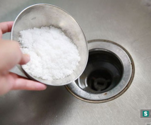 Cứ đổ 1 cốc muối xuống cống đi, đừng có tiếc, rồi bạn sẽ thấy việc này không phí chút nào