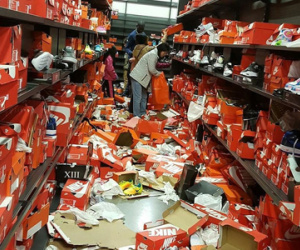 Cửa hàng Nike ở Mỹ bị bới tung, như vừa trải qua một trận động đất trong ngày Black Friday
