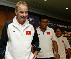 HLV Alfred Riedl và mối lương duyên giữa hai nền bóng đá